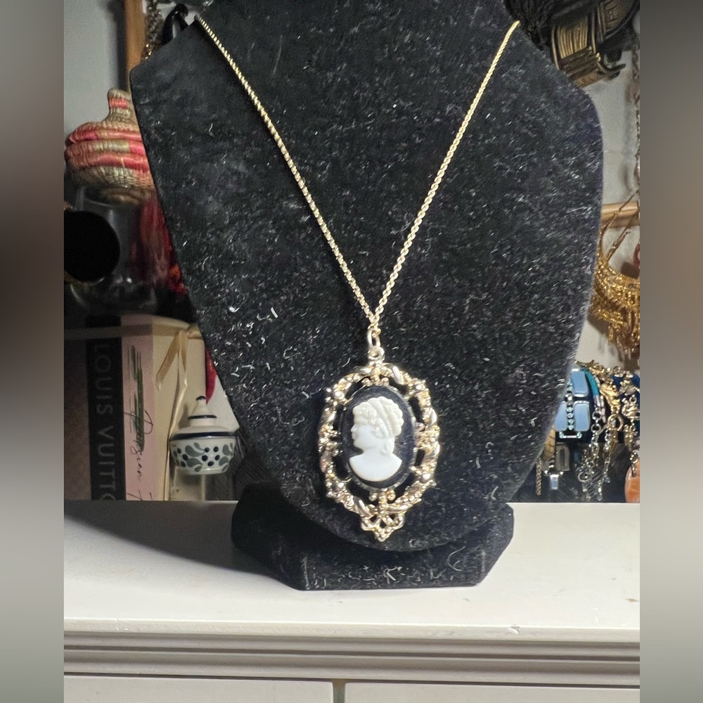 vtg cameo necklace